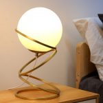 lampu meja samping tempat tidur