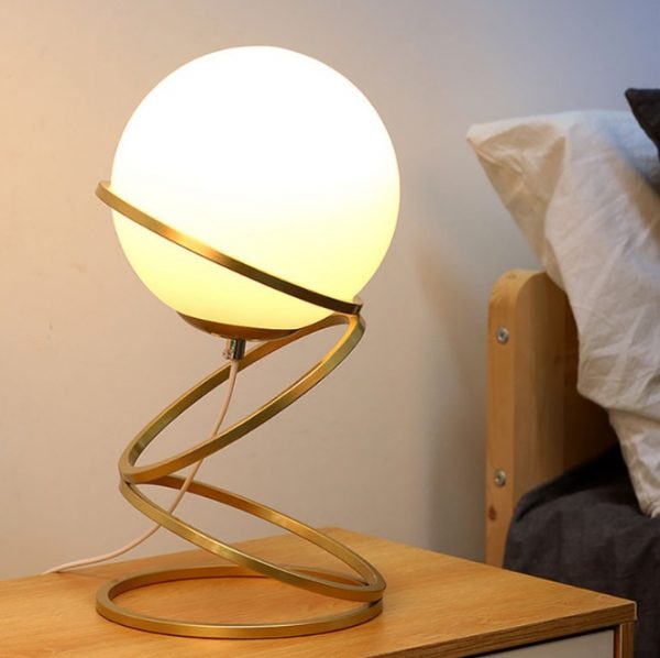 lampu meja samping tempat tidur