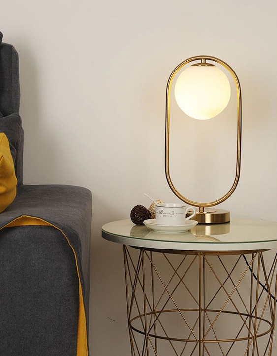 Nordic Modern Minimalis Kepribadian Model Kreatif Belajar Kamar Tidur Lampu Meja Samping Tempat Tidur Bola Kaca Logam Lampu Meja Hias