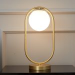 Nordic Modern Minimalis Kepribadian Model Kreatif Belajar Kamar Tidur Lampu Meja Samping Tempat Tidur Bola Kaca Logam Lampu Meja Hias