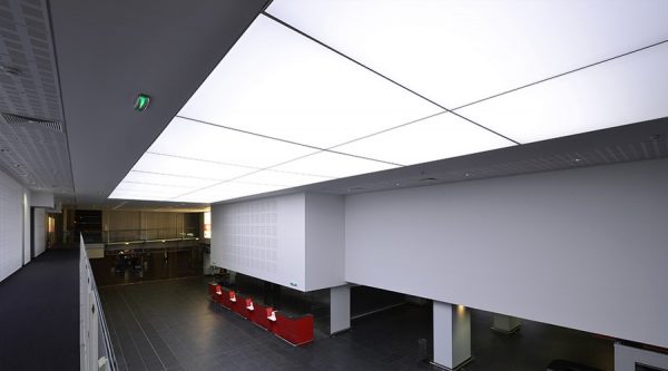 Pencahayaan akustik barrisol kombinasi desain fleksibel