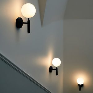 Lampu Dinding Kaca Globe Putih Susu Modern E27 Bohlam Hitam