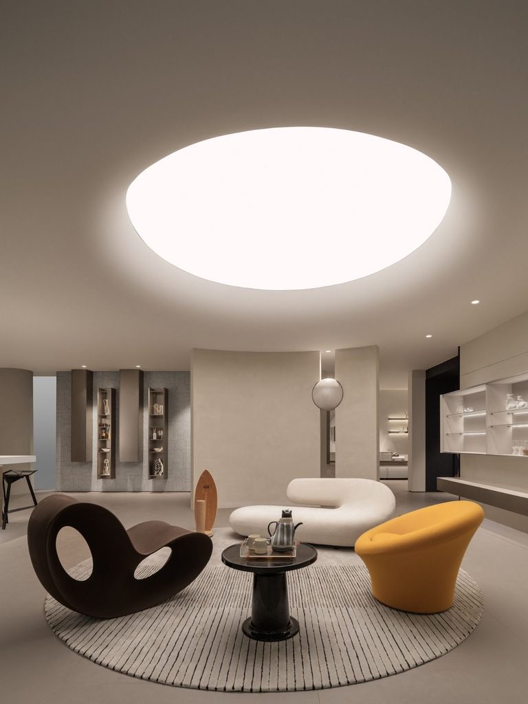 Plafon translucent Barrisol menyala merata di lobby